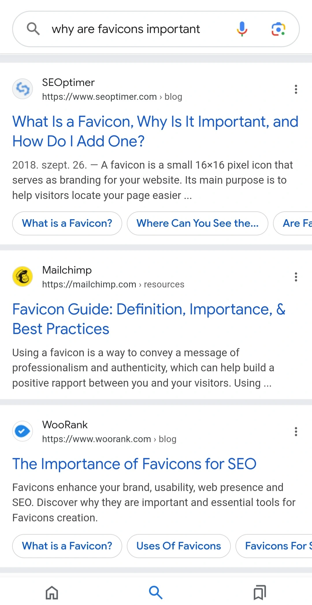 Rezultate de căutare Google pentru 'de ce sunt importante faviconurile' cu mai multe linkuri de la SEOptimer, Mailchimp și WooRank